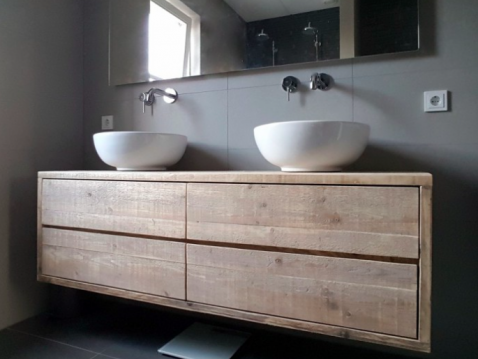 Foto : Mooi in de badkamer: een steigerhouten badkamermeubel